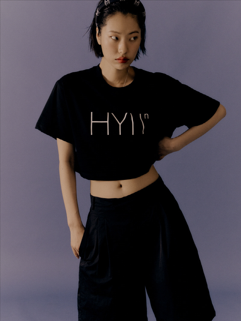 [하이투] HYII 로고 크롭 티셔츠 BLACK